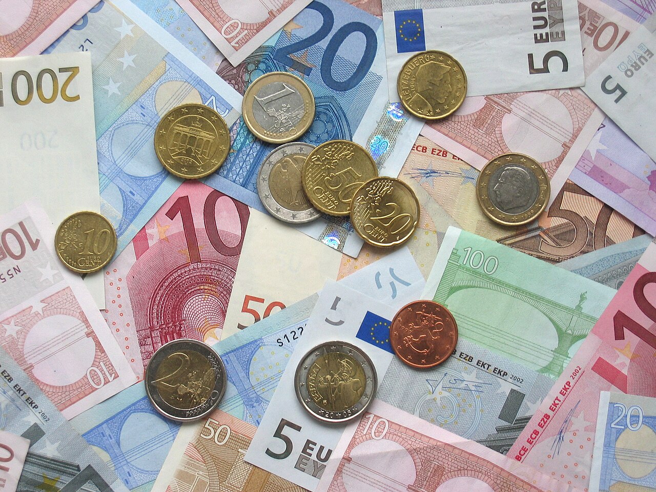 Euróérmék és különböző címletű bankjegyek.
